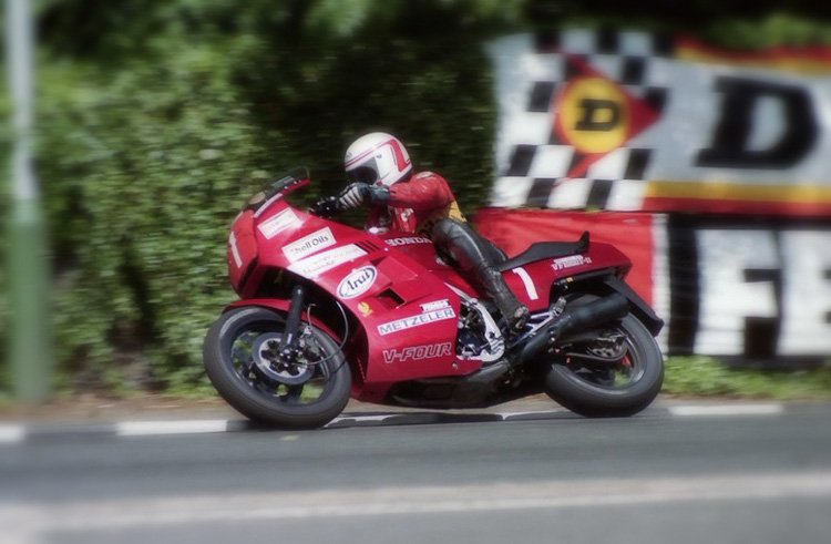 Geoff Johnson racing a Honda VF1000F2 at the 1985 Isle of Man TT